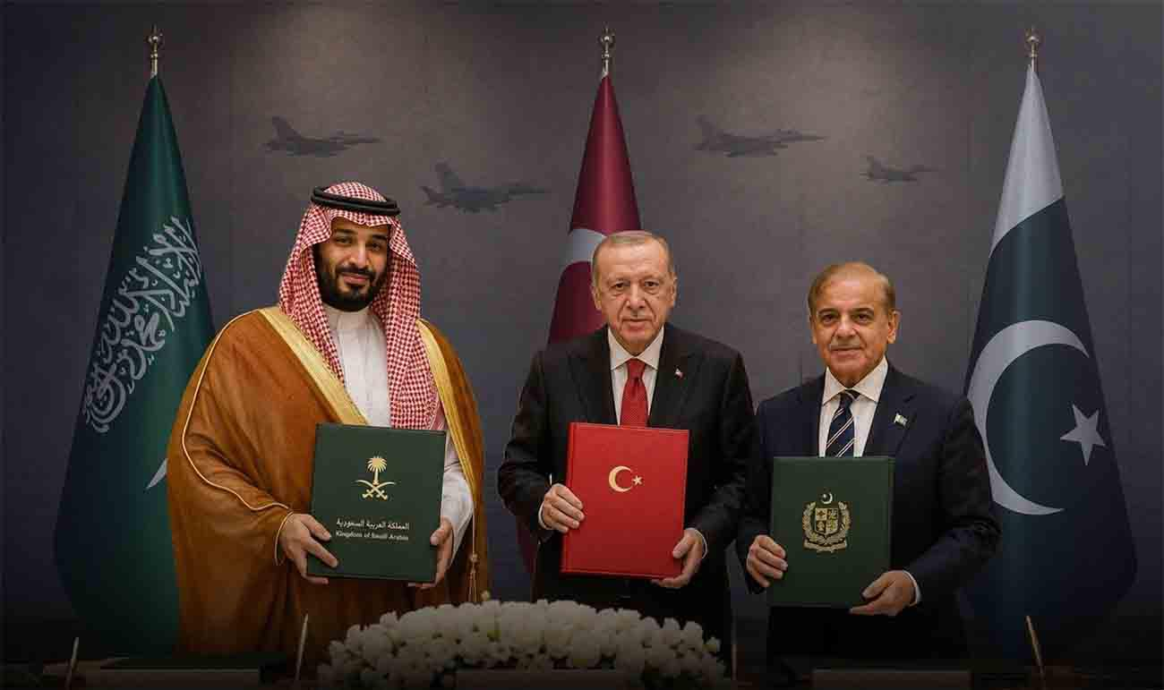 Saudi Crown Prince Mohammed bin Salman, Turkish President Recep Tayyip Erdoğan, and Pakistani Prime Minister Shehbaz Sharif pose together while holding signed documents of the trilateral Mecca Joint Defence Agreement in front of their national flags.